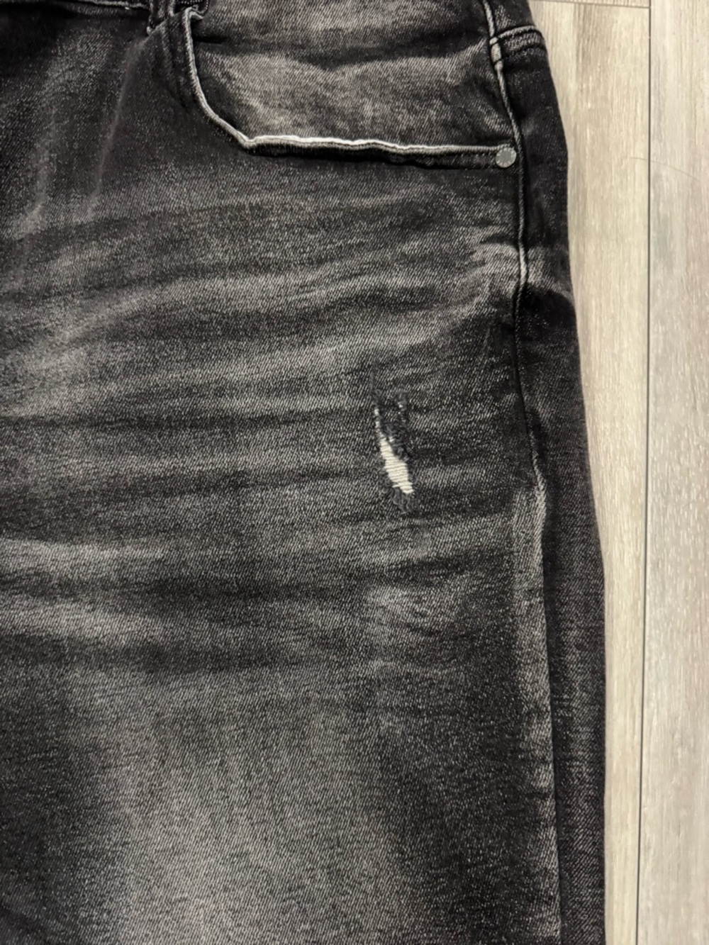 Serenede Men's Distressed Black Stretch Jeans - Picture 5 of 11